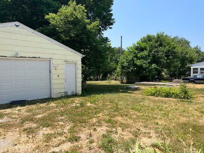 Building Photo - Adorable North Side-Single Family Home