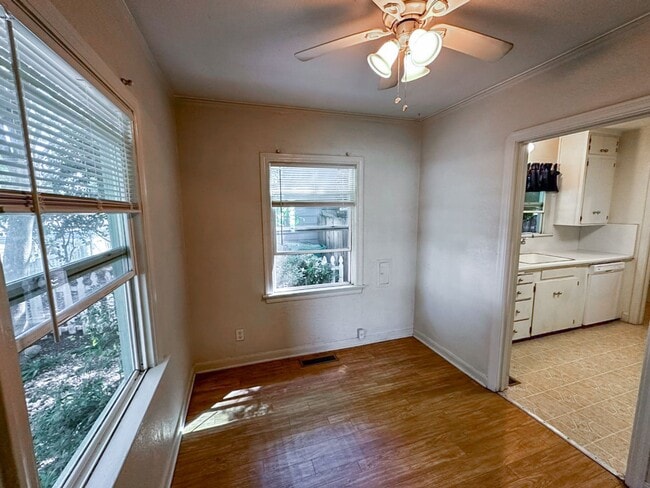 Building Photo - 5 Bedrooms and 3 Bathrooms!