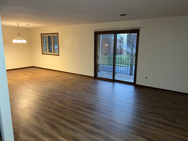 Building Photo - 5552 Cresthaven Ln