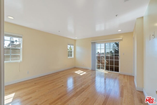 Building Photo - 2018 Hillcrest Dr