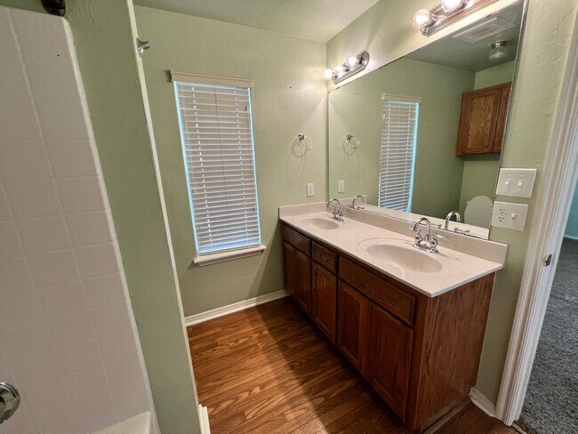 Building Photo - $500 OFF FIRST MONTHS RENT | Sweet Home in Hope Crossing!