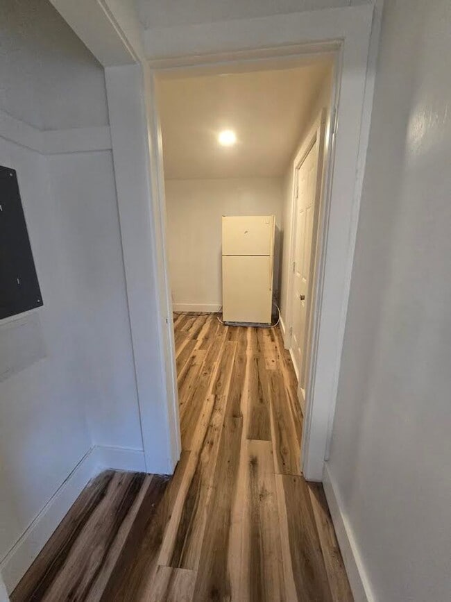 Building Photo - Spacious One Bedroom Duplex located near South Sherman and English Ave