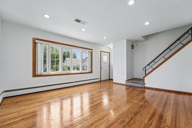 Building Photo - 669 9TH St