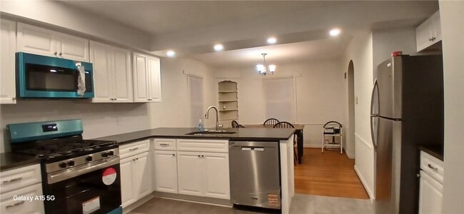 Building Photo - 183 Thorncliffe Dr