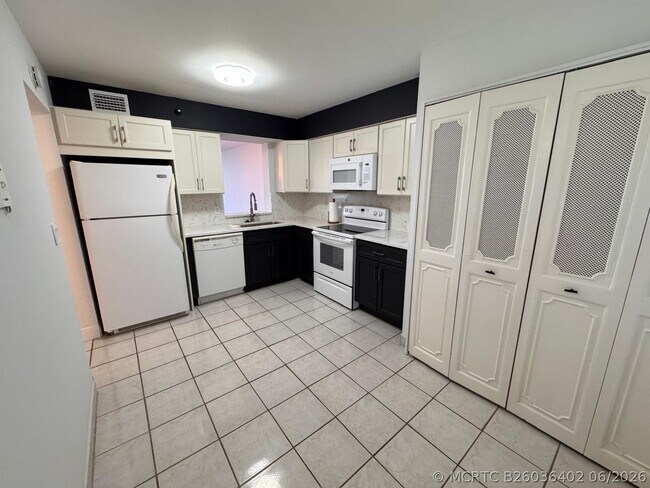 Building Photo - 4570 NW 18th Ave