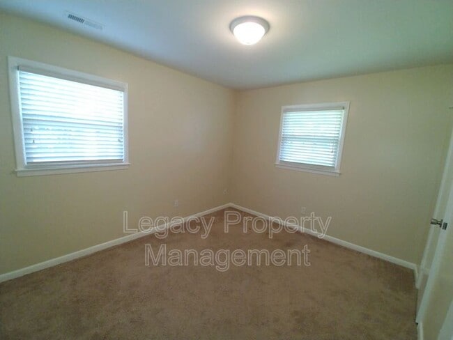 Building Photo - 727 Oakgrove Dr
