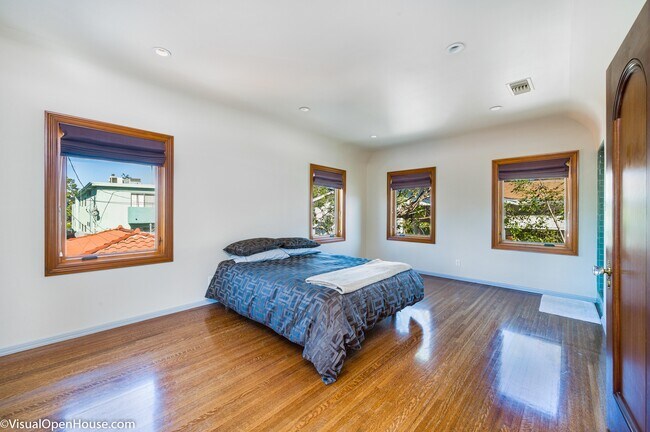 Building Photo - 11159 La Maida St
