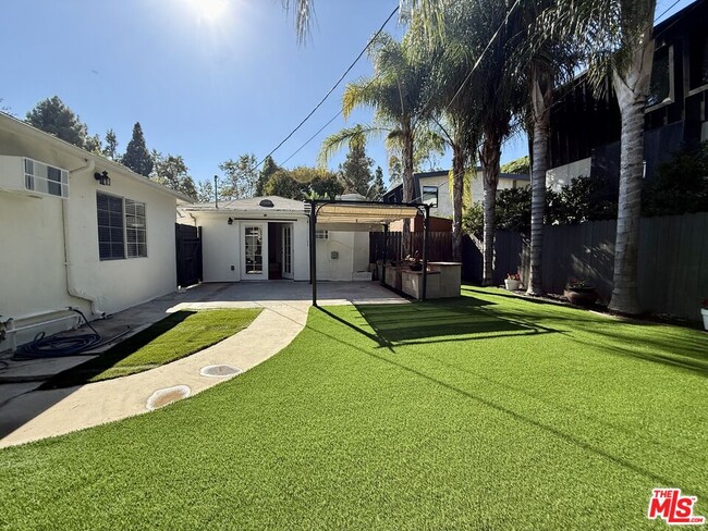 Building Photo - 364 N San Vicente Blvd