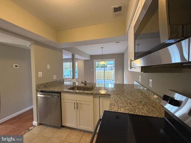 Building Photo - 46359 Columbus Dr