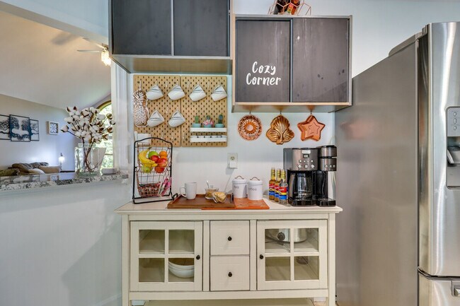 Building Photo - 1530 Wooded Acres Dr