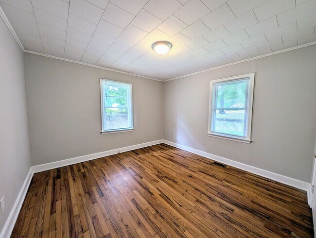 Building Photo - 213 E Weatherspoon St