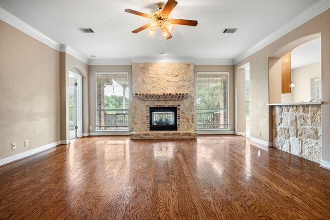 Building Photo - Spacious 2 Story 5 Bedroom , 4 full bathrooms located in Stone Oak!
