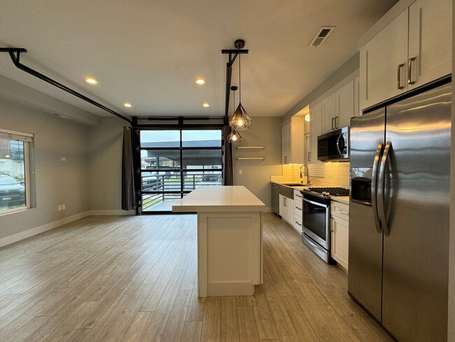 Building Photo - Modern 2 Bed, 2 Bath with Rooftop Patio!