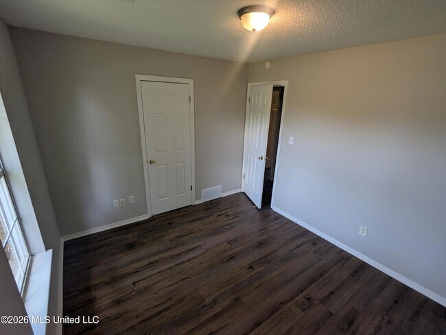 Building Photo - 904 Acorn Cove
