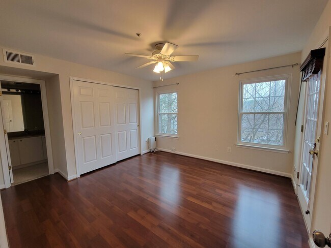 Building Photo - 913 Hillside Lake Terrace