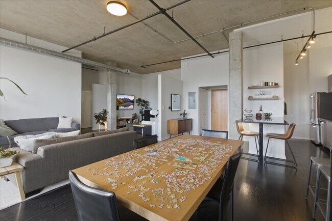 Building Photo - 900 N Kingsbury St