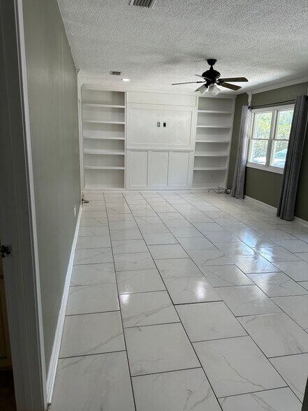 Building Photo - 2801 Pine Ridge Dr