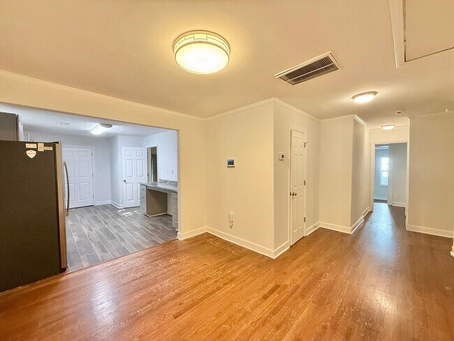 Building Photo - **OFFERING REFUNDABLE APPLICATION FEES & $150 MOVE IN PROMOTION** Newly Remodeled 3BD, 2BA Raleig...