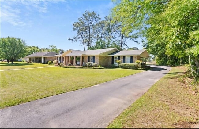 Building Photo - 3813 St Andrews Loop N