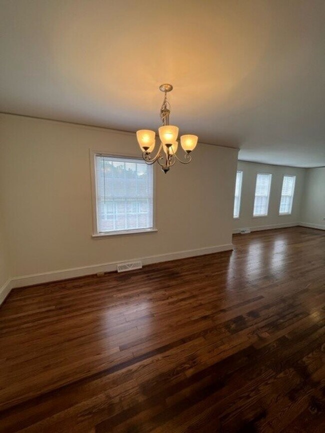 Building Photo - 3 Bedroom 1.5 Bath Home Family Room, Living Room and Dining Room! - Eastside of Greenville