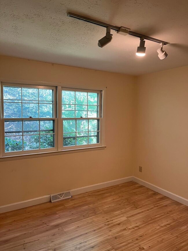 Building Photo - 112 Mockingbird Dr