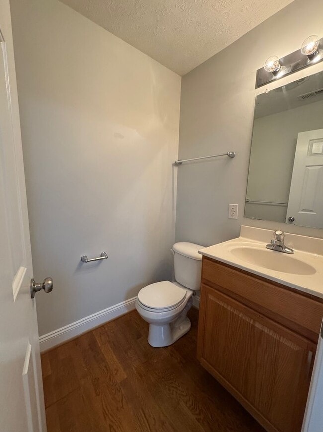 Building Photo - Immaculate End Unit Townhouse