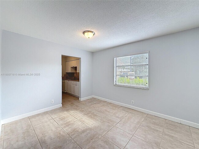 Building Photo - 2607 NE 8th Ave