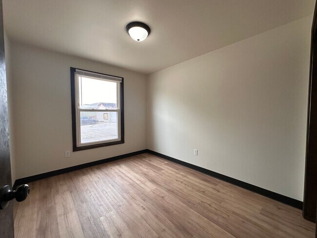 Building Photo - Noble Estates ||