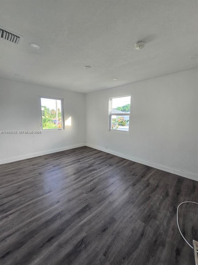 Building Photo - 719 21st St