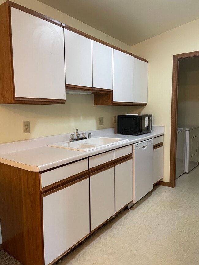 Building Photo - Spacious 2-Bed, 2-Bath Condo with Comfort and Convenience!
