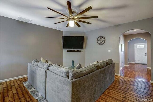 Primary Photo - 441 Creekwillow Dr