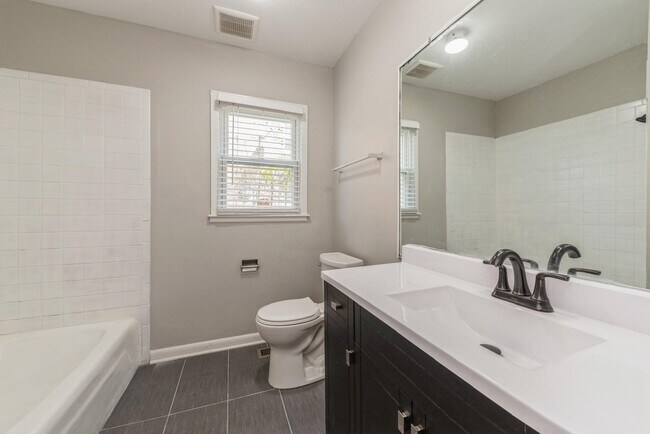 Building Photo - 856 E Capri Dr