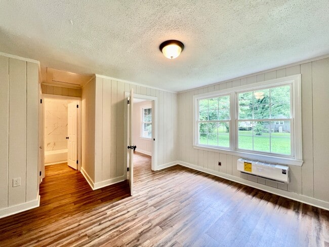 Building Photo - Updated 2 Bedroom