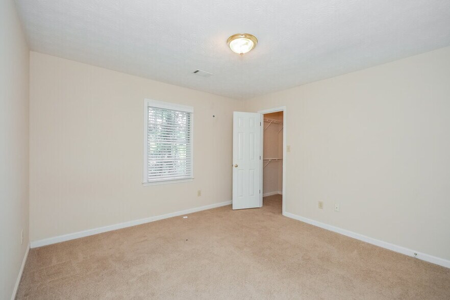 Building Photo - 175 Meadowbrook Dr