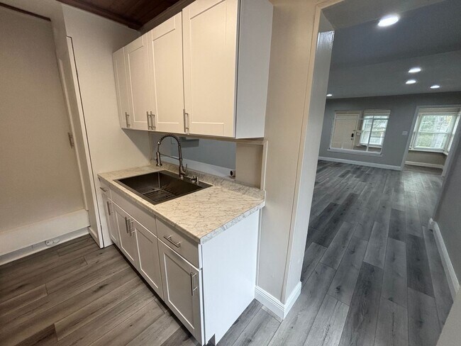 Building Photo - 2/1 duplex - Great Location near downtown