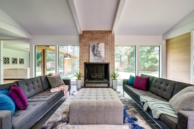 Building Photo - 15 Saddlebrook Ln