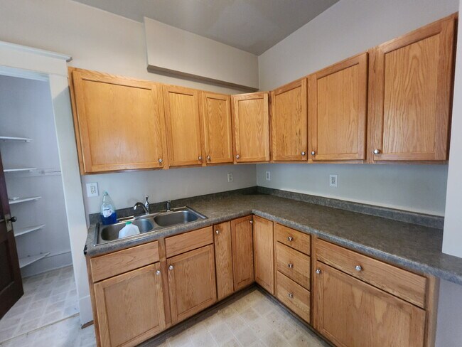 Building Photo - 1 Bedroom Lower with garage