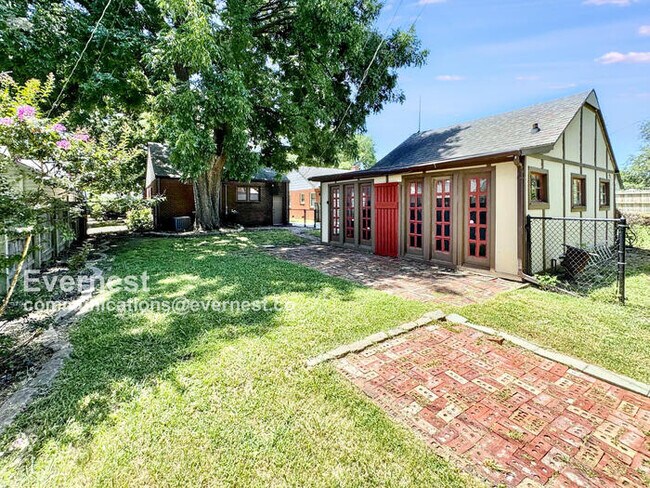 Building Photo - 1127 E 36th Pl
