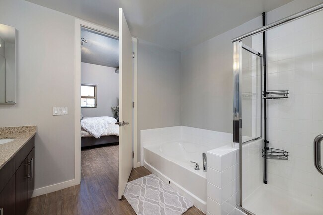 Building Photo - Fully Furnished Spacious One Bedroom - Downtown Las Vegas