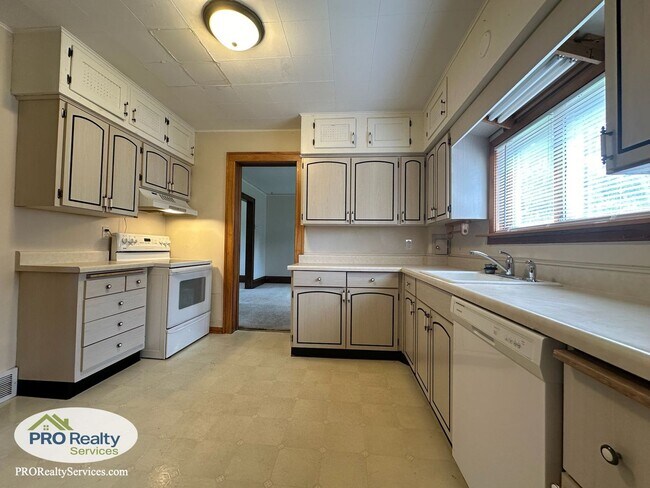 Building Photo - 3 Bedroom Plus Den Home in St. Paul