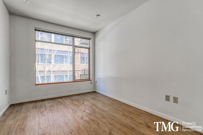 Building Photo - 2 Bed 2 Bath Downtown 3rd Floor Condo Wate...