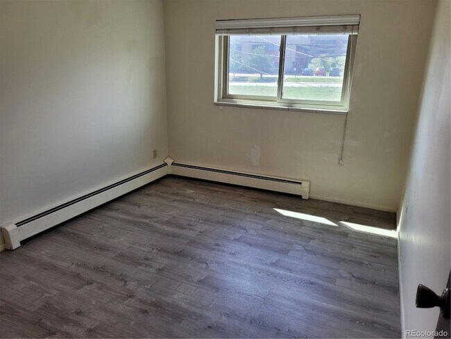 Building Photo - 633 Oak St