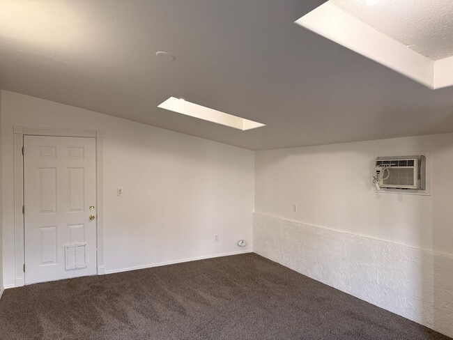 Building Photo - 9800 E Lakeshore Dr