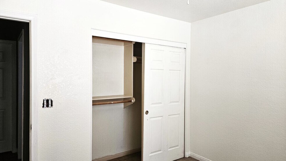 Building Photo - 10648 Peach Ave