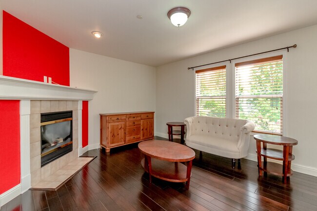 Building Photo - 1566 Jensen Ave