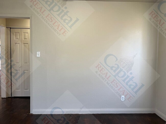 Building Photo - Spacious 3 Bedroom