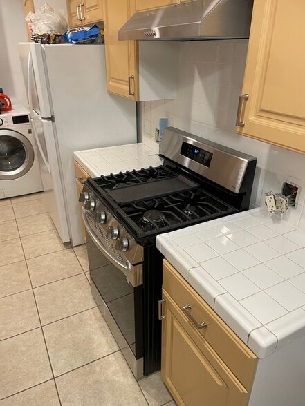 Kitchen - 14642 Kittridge St