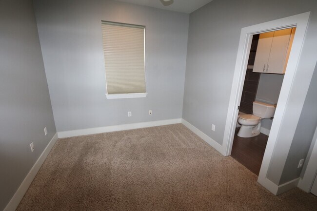 Building Photo - 2103 Hadley St