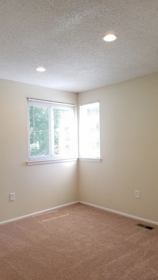 Building Photo - Renovated townhouse in established Frederi...