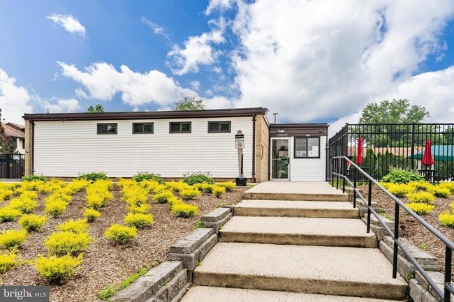 Building Photo - 10-U-10 Avon Dr